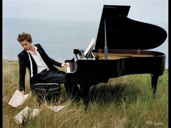 Can Robert Pattinson Play Piano?
