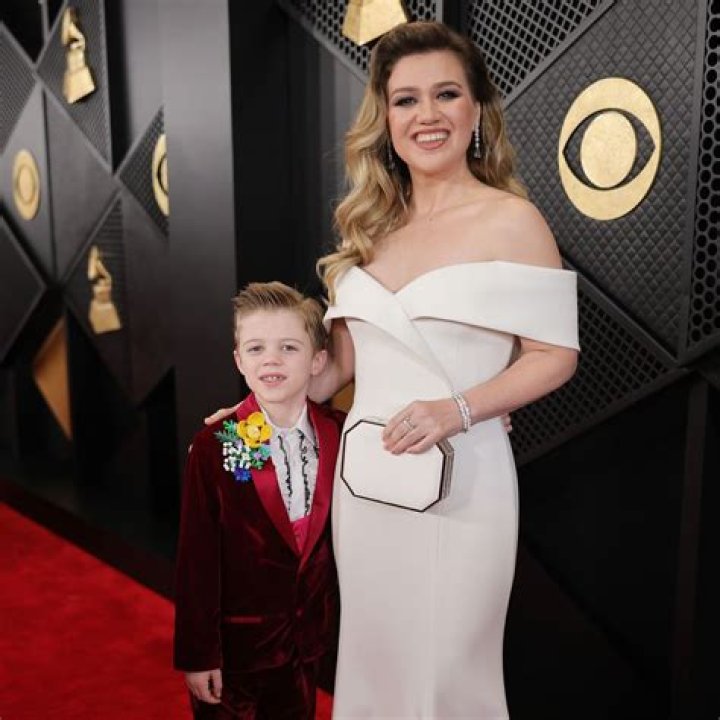 Does Kelly Clarkson Speak Spanish?