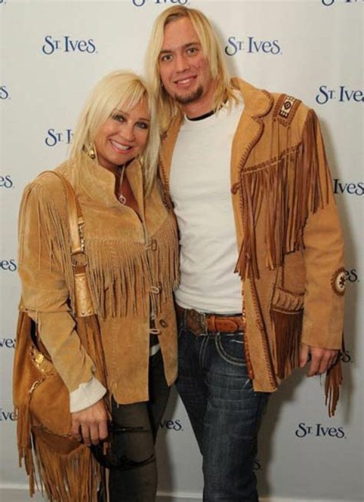 Who is Linda Hogan Dating Now